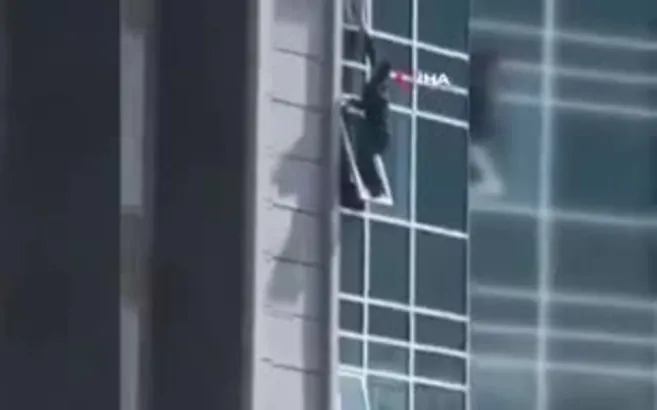 İzlerken nefesiniz kesilecek! Camda asılı kalan çocuk için hayat kurtaran müdahale