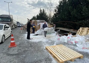 TEM'de kontrolden çıkan tır devrildi: Malzemeler yola saçıldı