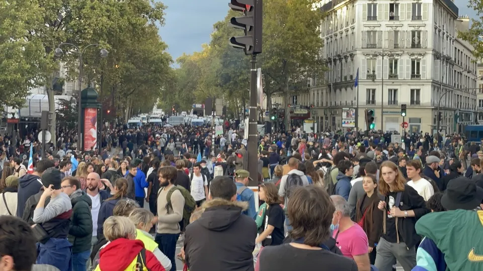 Fransa’nın başkenti Paris yangın yeri! 140 bin kişi sokaklara döküldü