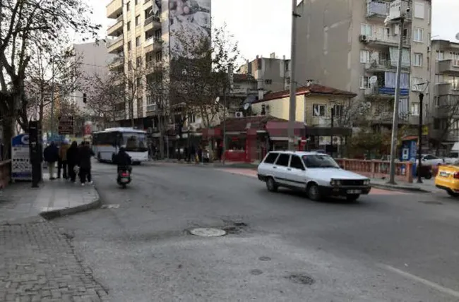 Manisa'da halk otobüsü çarpan genç yaşamını yitirdi - 1