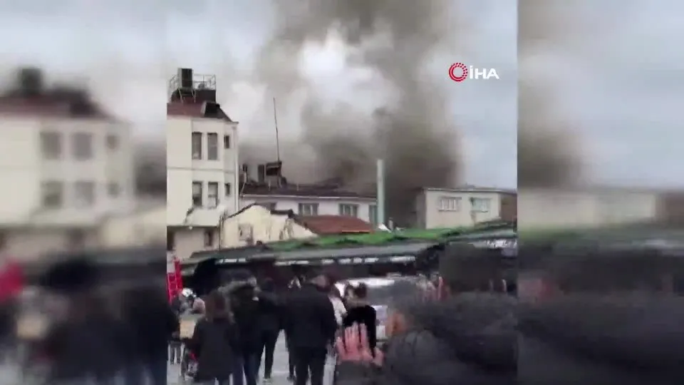 İstanbul Fatih’te korkutan yangın! Ayakkabı deposunda çıkan yangın paniğe sebep oldu