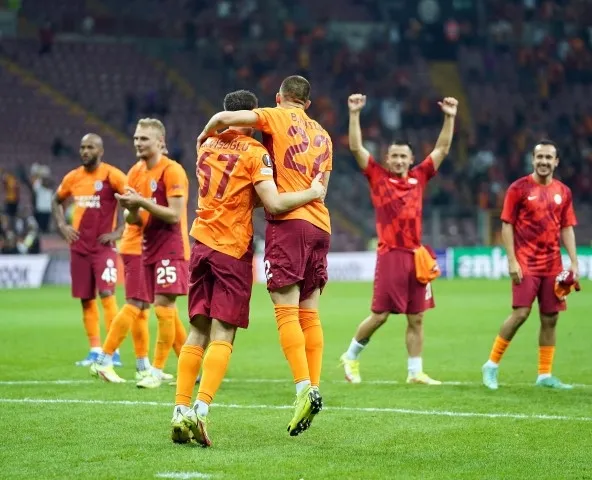 Galatasaraylı futbolcular Lazio galibiyetini taraftarlarla kutladılar