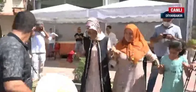 Anneler kazandı, A Haber ekrana taşıdı! HDP önünde davullu zurnalı kutlama