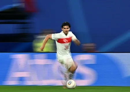 Ferdi Kadıoğlu için Fenerbahçe'ye flaş teklif! Manchester United devreye girdi