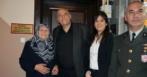 Mehmetçik Vakfı’na 3 evini bağışladı