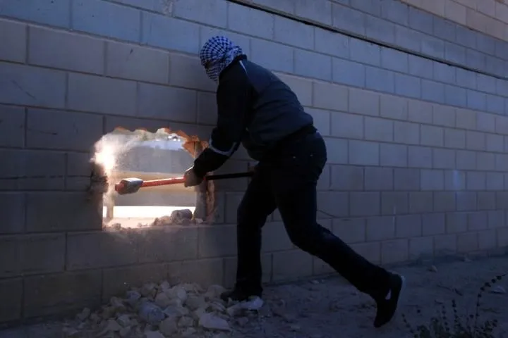 Filistinliler Ayrım Duvarı’nda delik açtı