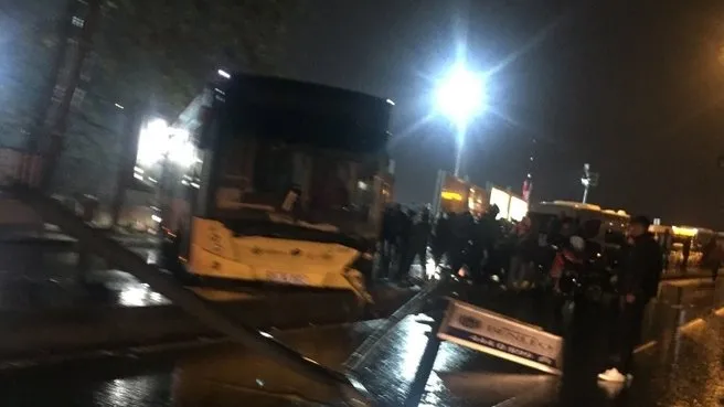 Üsküdar'da İETT otobüsü aydınlatma direğine çarptı