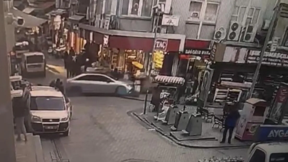 Eminönü'nde otomobil vatandaşların arasında daldı! Yaralılar var