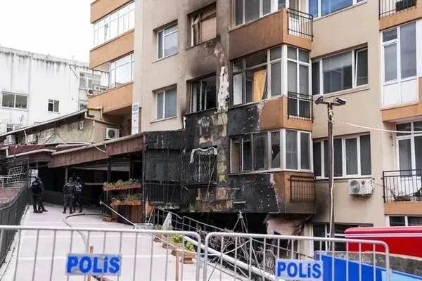 istanbulda-29-kisinin-can-verdigi-yanginin-cikis-ani-kamerada-iste-dakika-dakika-facianin-gelis-ani-1712160270921.jpeg İstanbul'da 29 kişinin can verdiği yangının çıkış anı kamerada! İşte dakika dakika facianın gelişi... - 1