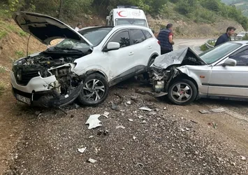 Bursa'da otomobil ile cip kafa kafaya çarpıştı: 3 kişi yaralandı
