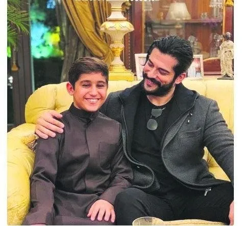 Burak Özçivit bir yemekle servet kazandı! Burak Özçivit'le yemek yiyebilmek için...