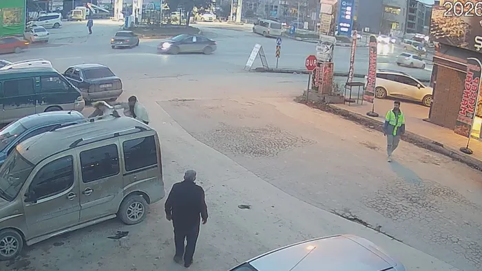 malatyada-sokak-ortasinda-silahli-tehdit-kadina-siddet-kamerada-1771088767559.jpg Fotoğraf (DHA)