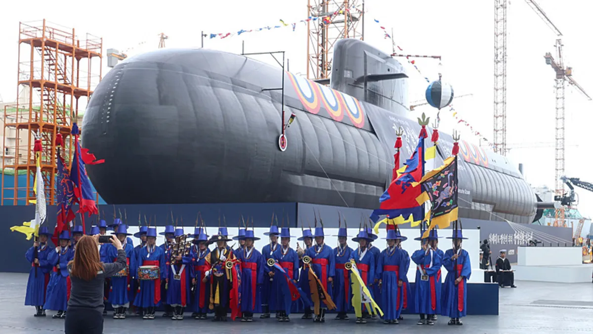 Güney Kore’den denizlerde güç gösterisi: 3 bin 600 tonluk dev denizaltı suya indirildi