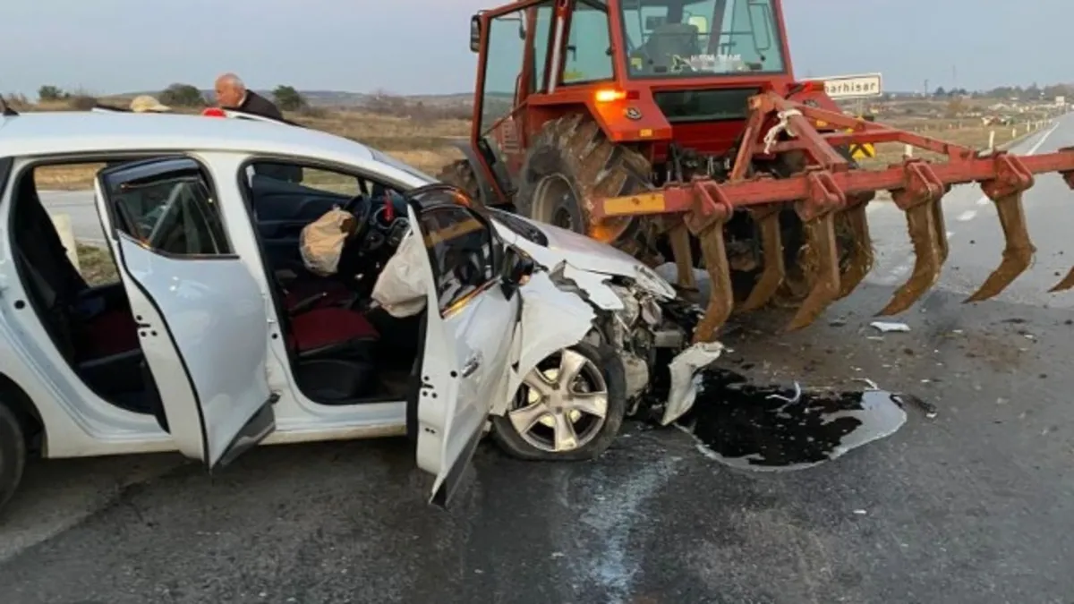Kırklareli'de korkutan kaza! Traktör ile otomobil çarpıştı