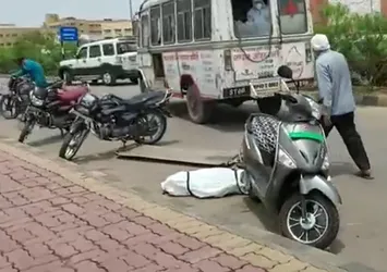 Korkunç anlar kamerada! Koronavirüsten ölen kişinin cesedi ambulanstan düştü