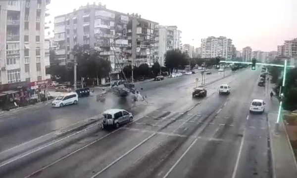 İzmir'de ortalık savaş alanına döndü! Şoka giren sürücü koşmaya başladı - 1