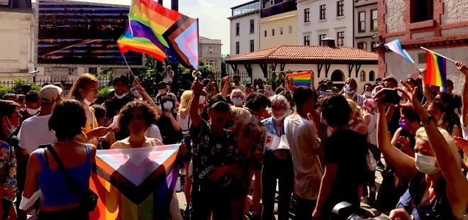 İstanbul’da LGBT destekçilerinden Kürdistan sloganları! Yaşanan skandal sonrası polis ekipleri müdahale etti