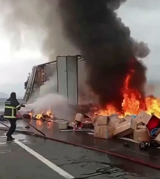 anadolu-otoyolunda-tir-yangini-1651335726766.jpg Anadolu Otoyolu'nda tır yangını! - 1