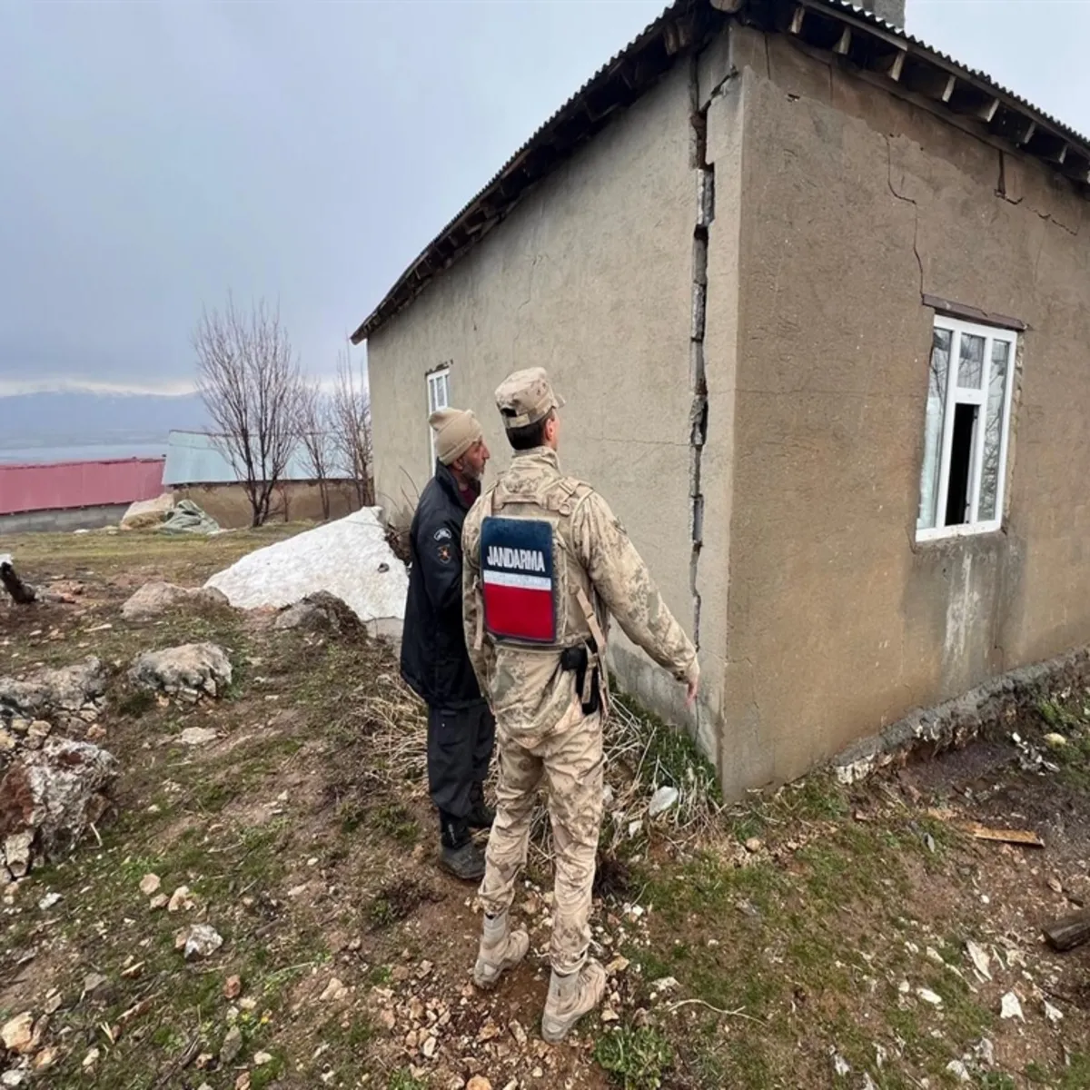 Hakkari'nin Yüksekova İlçesinde Yıldırım Düşmesi Sonucu Bir Evde Ciddi Hasar Meydana Geldi