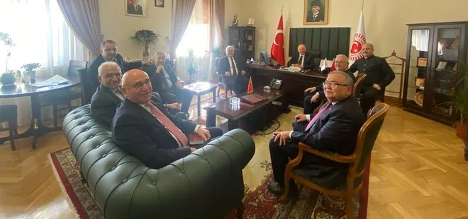 CHP’de fotoğraf krizi! Özgür Özel yerine Kemal Kılıçdaroğlu’nun fotoğrafını duvarda! Amir odasından gönderme...
