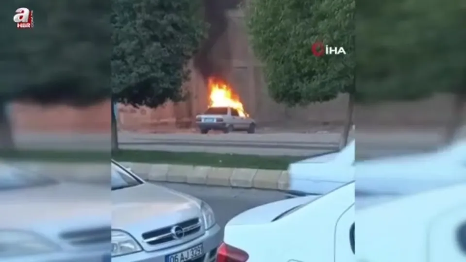 Park halindeki otomobil alev topuna döndü