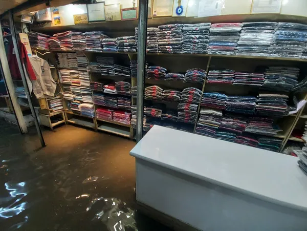 1615459600055.jpg İzmir'i sağanak vurdu! Tarihi iş hanı sular altında kaldı: Her yağmurda biz bu sorunu yaşıyoruz - 3