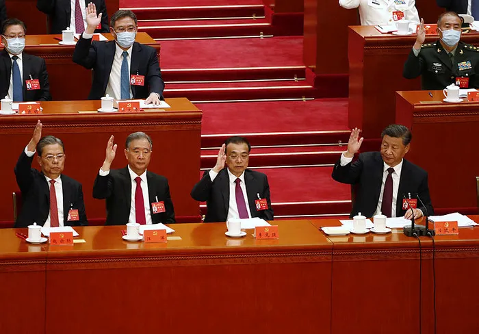 Çin Devlet Başkanı Şi Cinping’in yanında oturan Hu Cintao salondan böyle çıkarıldı