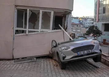 Hatay’da depremde zarar gören binalara araçlar kalkan oldu!