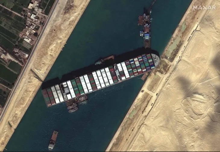 Süveyş Kanalı 6. günde kısmen açıldı! Karaya oturan Ever Given gemisi yüzdürüldü