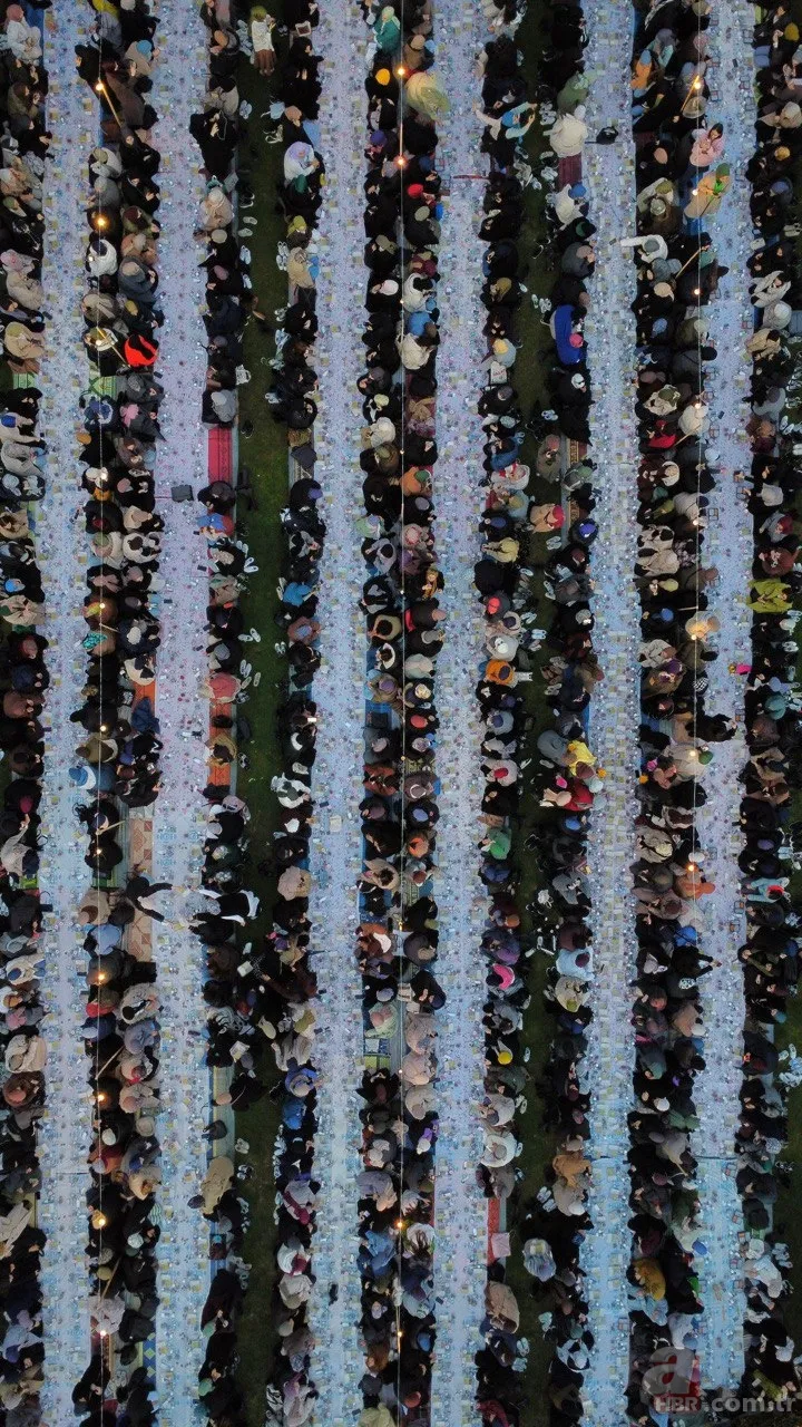 Boğaziçi Üniversitesi'nde iftar programı! Binlerce öğrenci yan yana saf tutup namaz kıldı 12