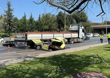 Eskişehir'de feci kaza! Karşı şeride geçti ikiye bölündü: 1 ölü 3 yaralı