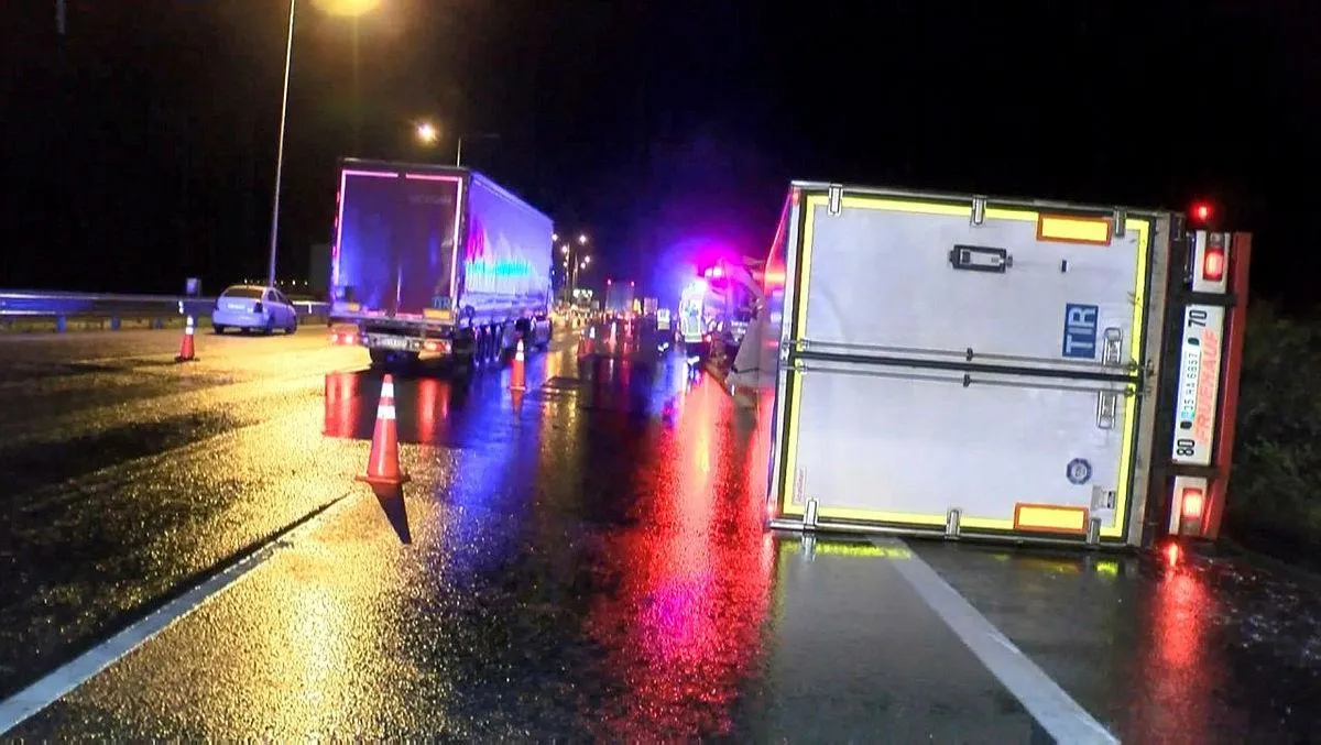 Kuzey Marmara Otoyolunda TIR devrildi!