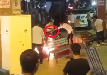 Adana'da motosiklet alev aldı! Yangını şalgam suyuyla söndürdüler