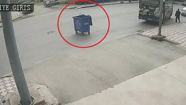 1680159019567.jpeg Fırtına savurdu konteyner caddede peşinden koşturdu - 2