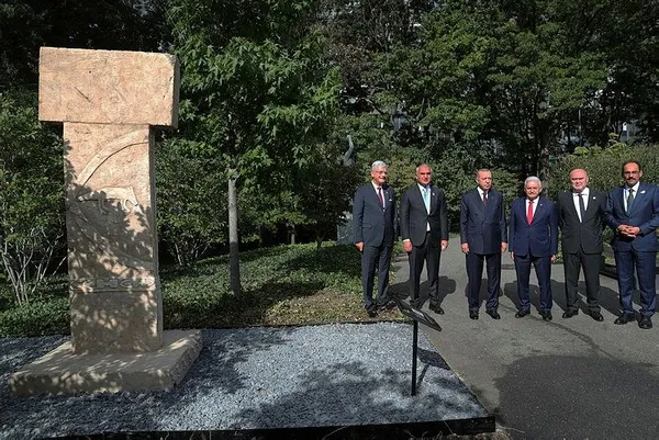 anadolunun-12-bin-yillik-mirasi-baskan-erdogan-bm-bahcesinde-sergilenen-gobeklitepe-dikilitas-replikasini-ziyaret-etti-1632261279731.jpeg Başkan Erdoğan BM bahçesinde sergilenen Göbeklitepe dikilitaş replikasını ziyaret etti - 3