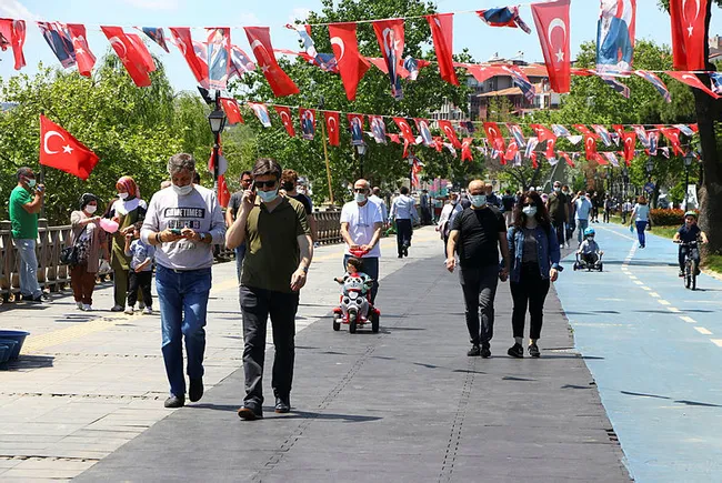 Bilim Kurulu üyesi Prof. Dr. Yeşim Taşova: Hastaneye yatışların önemli kısmı 50 yaş altı - 1