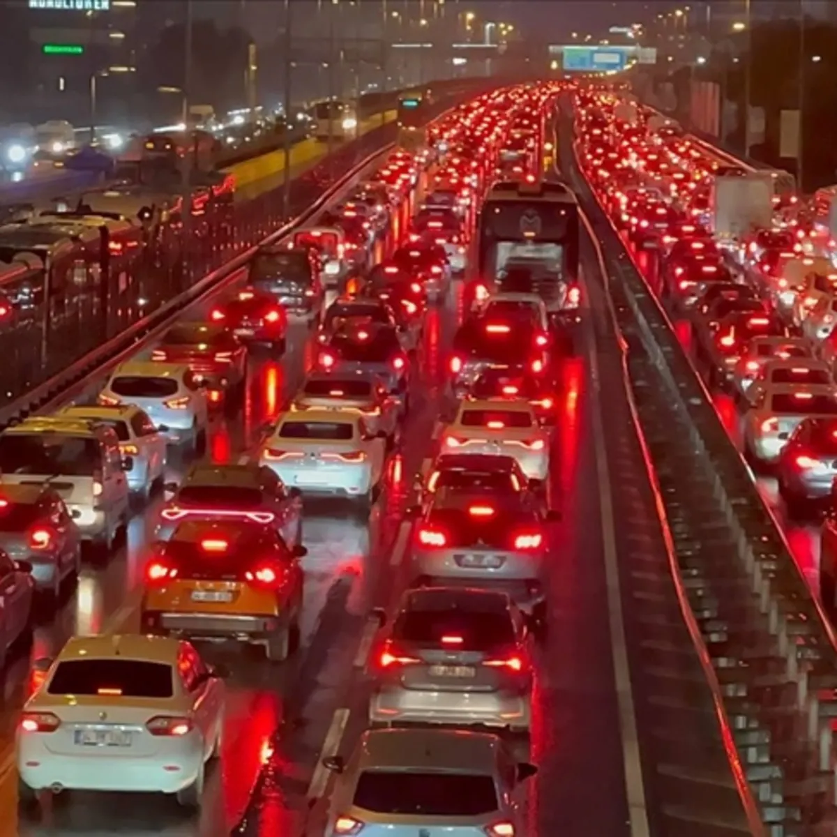 Yüzde 90 yoğunlukla trafik kilit! İstanbul'da araçlar durma noktasında geldi