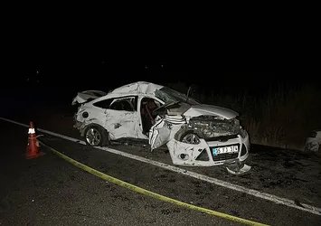 Uşak'ta gece saatlerinde korkunç kaza! Tır otomobili biçti: 1 ölü, 1 ağır yaralı