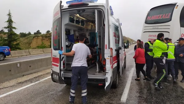 antalyada-yolcu-otobusu-sarampole-devrildi-10-kisi-yarali-1686494227645.jpg Antalya'da yolcu otobüsü şarampole devrildi: 10 kişi yaralı - 3