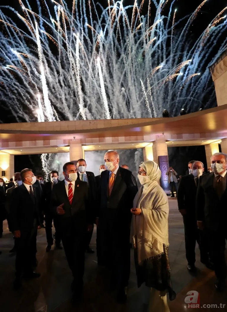 Başkan Erdoğan, Ahlat'taki etkinliklere katılan sanatçı ve gençlerle yemekte bir araya geldi 9