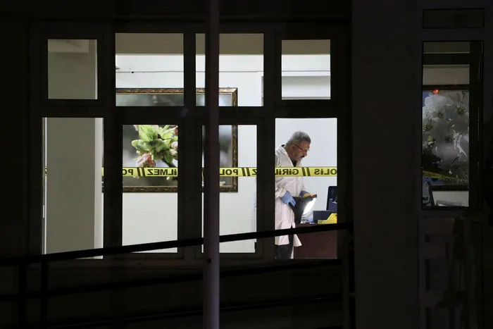 Denizli'de tabancasını temizleyen polis kazara kendisini ve bekçiyi vurdu - 1
