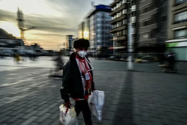 Taksim'de garip giyimli turist! Herkes onu izledi - 6