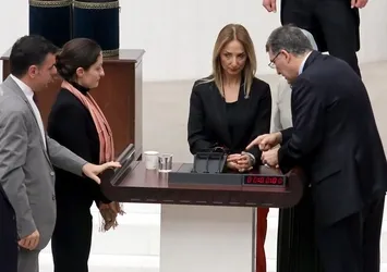 Aylin Nazlıaka TBMM’de kendini kelepçeledi