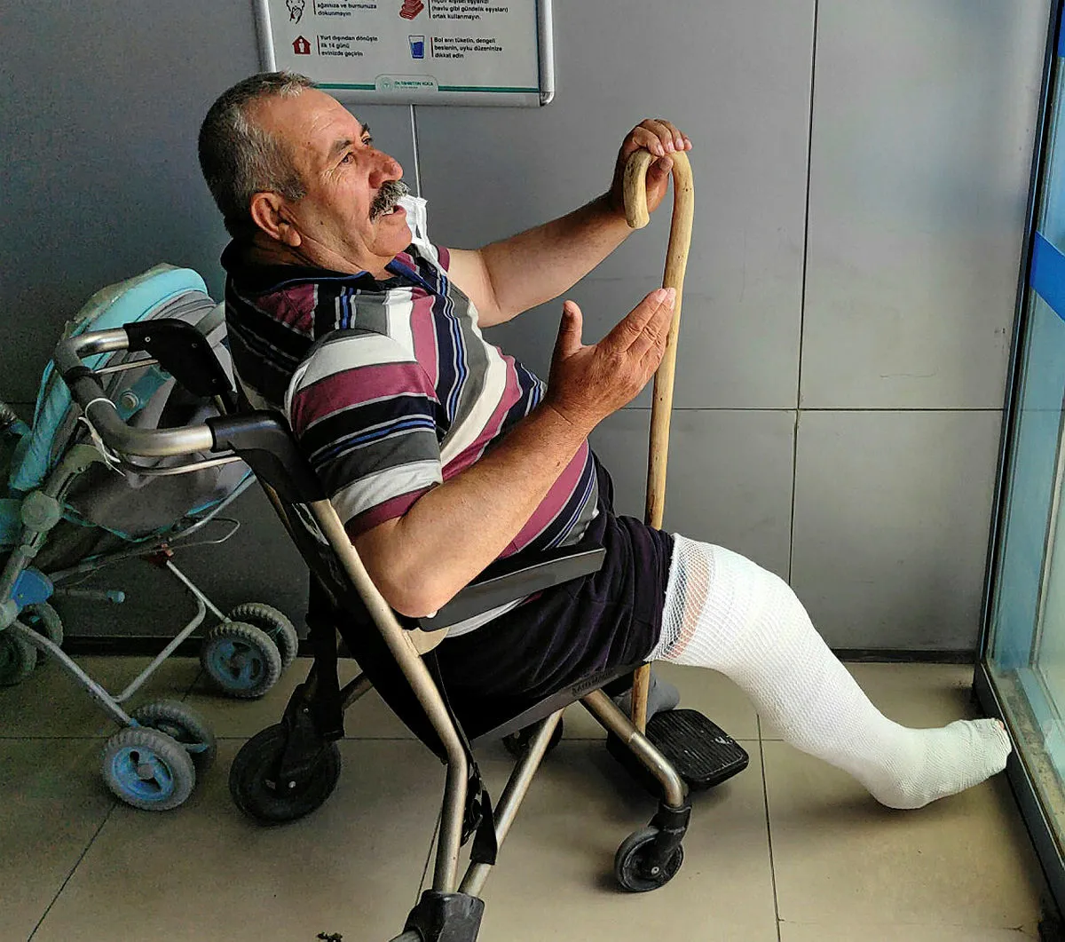 Kurban Bayramı'nda üzerine inek düştü: Sağ diz kapağı kırılan Şeref Deniz Beloğlu hastaneye kaldırıldı