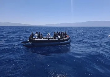 Denizde mahsur kalan 22 düzensiz göçmeni Sahil Güvenlik kurtardı