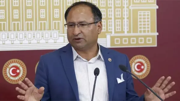 CHP’den Romanları aşağılayan ırkçı afiş! AK Parti’den sert tepki: 14 Mayıs’ta Romanlar bu afişe sandıkta cevap verecek