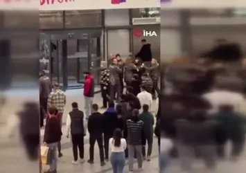 AVM'de bıçaklı kavga kamerada