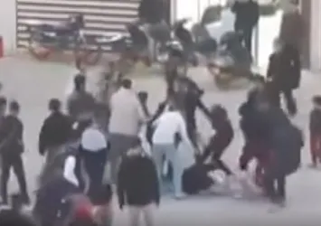 Liseliler sokak ortasında birbirine girdi: Tekme ve tokatlar havada uçuştu