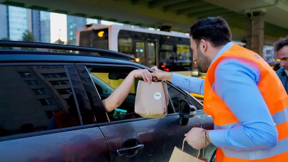 AK Parti İl Gençlik Kolları'ndan "İftara 5 kala" seferberliği! Trafikte kalanlara iftariyelik dağıtıldı