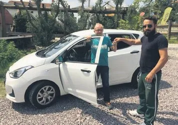 Kayıp köpeğini bulana araba hediye etti